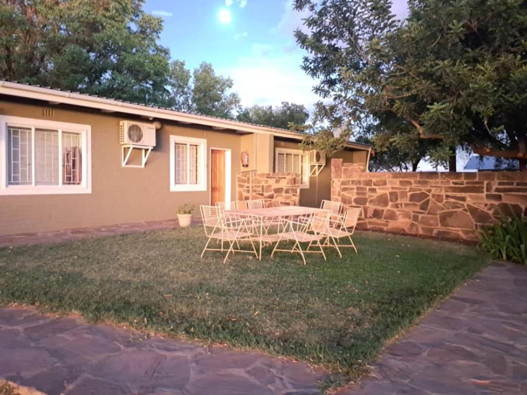 Koha Guesthouse Mariental Exteriör bild